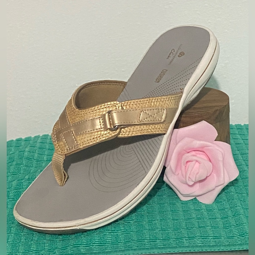 NEW-Clarks Cloudsteppers Women's Gold Metallic Sandals